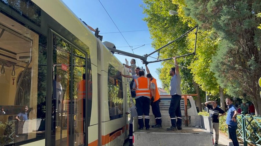 Elektrik Bağlantı Çubuğu Kırılan Tramvay Yolda Kaldı