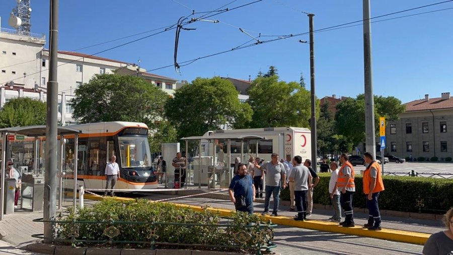 Elektrik Bağlantı Çubuğu Kırılan Tramvay Yolda Kaldı