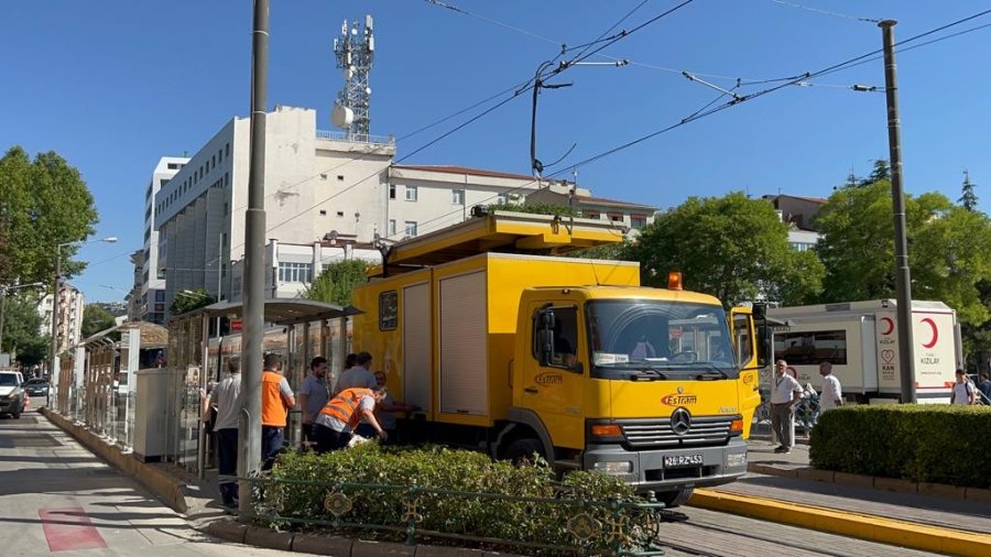 Elektrik Bağlantı Çubuğu Kırılan Tramvay Yolda Kaldı