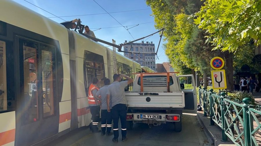 Elektrik Bağlantı Çubuğu Kırılan Tramvay Yolda Kaldı