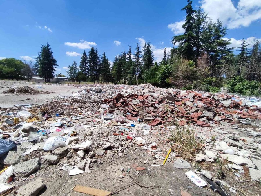 Yıkılan Okulun Bulunduğu Arazi Çöplüğe Döndü