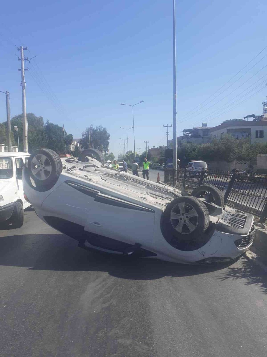Direksiyon Hakimiyeti Kaybolan Otomobil Takla Attı: 2 Yaralı
