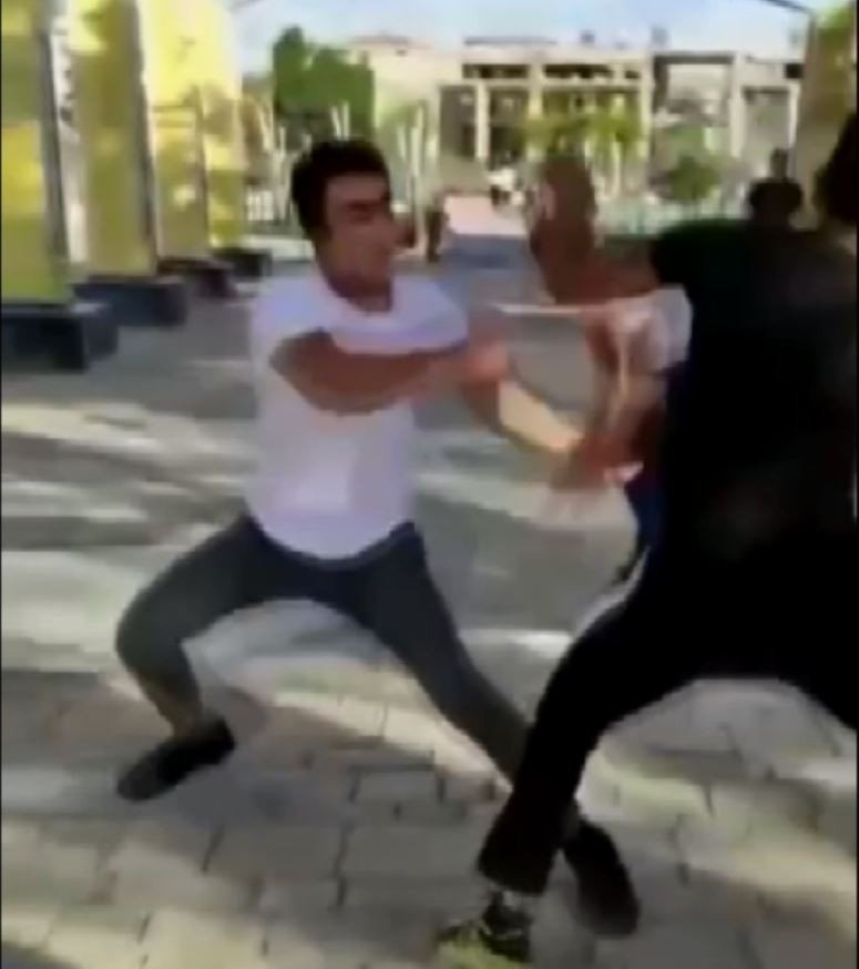 Parkta Oturan Gençleri Gülerek Dövüp Video Çektiler