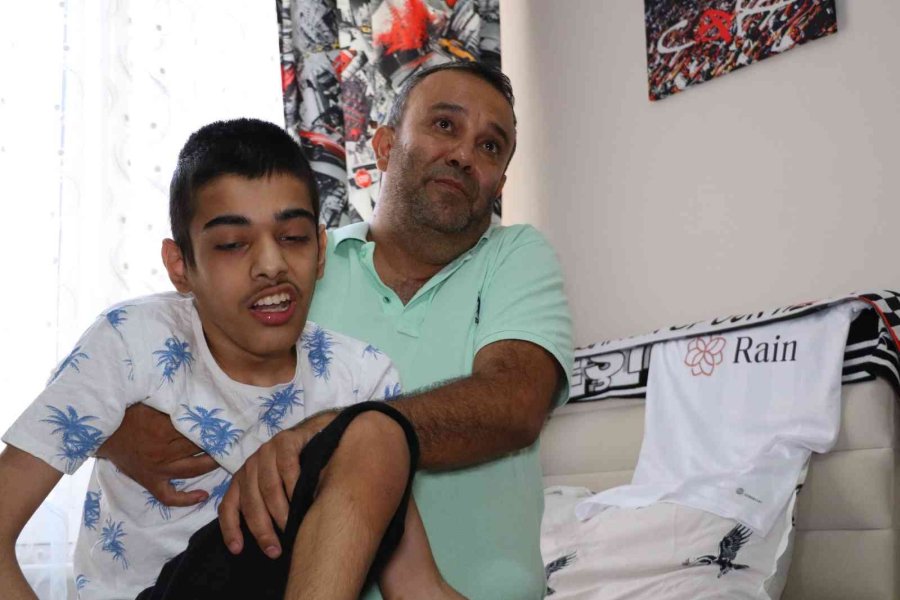 Ölümün “pençesi"ndeki Beşiktaşlı Burak’a Çarşı Grubundan Destek