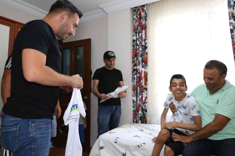 Ölümün “pençesi"ndeki Beşiktaşlı Burak’a Çarşı Grubundan Destek