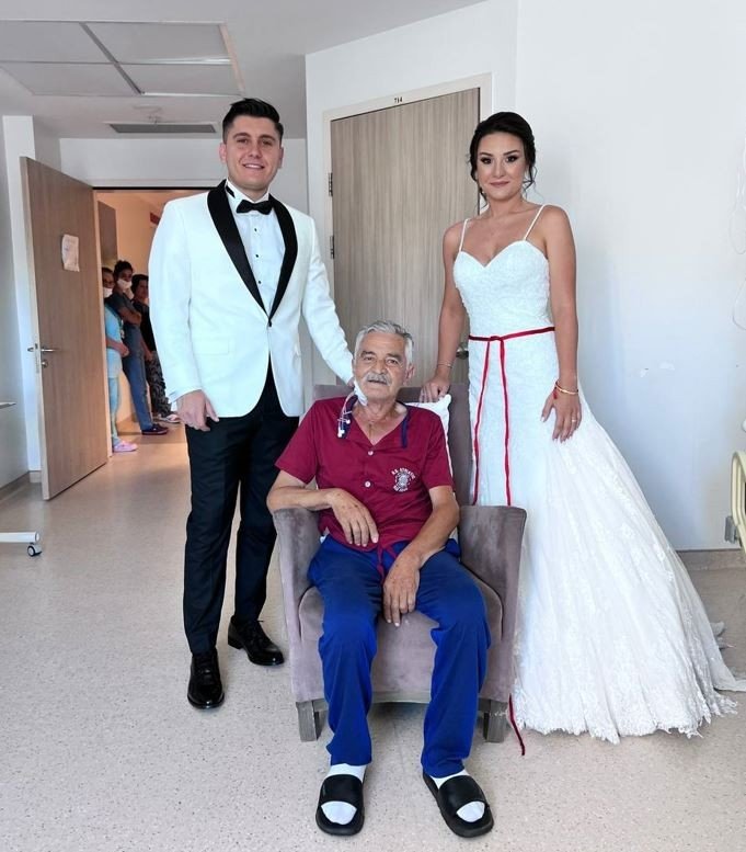 Bypass Ameliyatı İçin Kızının Evlenmesini Şart Koştu, Gelinin Kuşağını Hastane Odasında Bağladı
