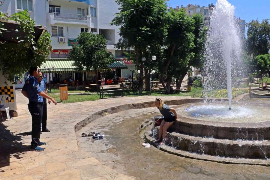 Süs Havuzu Başında Elini Kalemle Kırmızıya Boyayan Genç Kız, Polisi Alarma Geçirdi