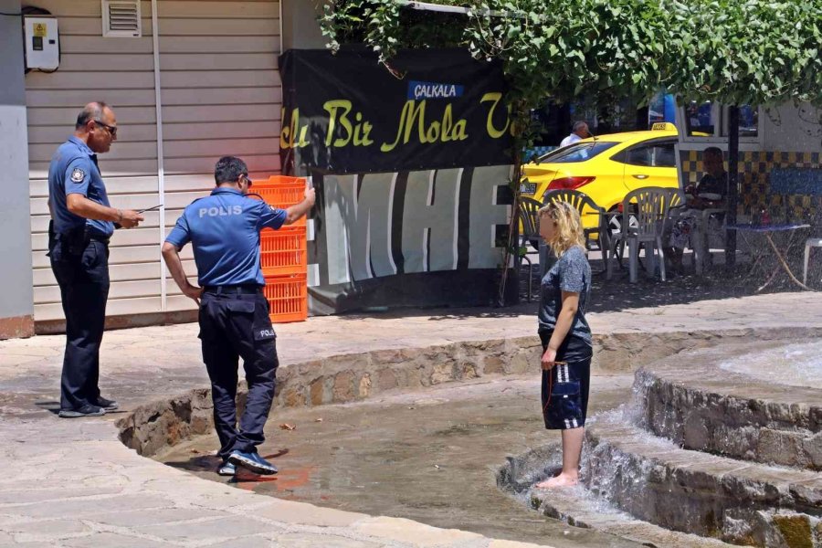 Süs Havuzu Başında Elini Kalemle Kırmızıya Boyayan Genç Kız, Polisi Alarma Geçirdi
