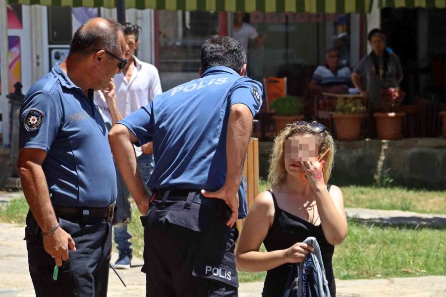 Süs Havuzu Başında Elini Kalemle Kırmızıya Boyayan Genç Kız, Polisi Alarma Geçirdi