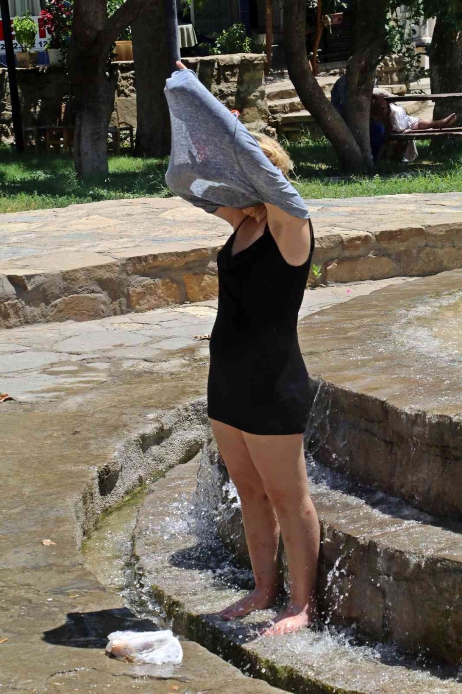 Süs Havuzu Başında Elini Kalemle Kırmızıya Boyayan Genç Kız, Polisi Alarma Geçirdi