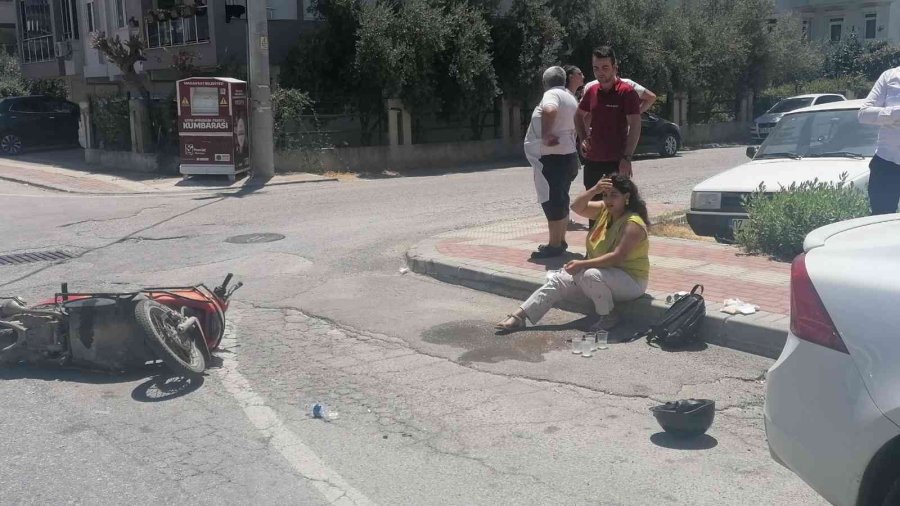 Kafasını Çarptığı Otomobil Camını Patlatan Sürücü Kask Sayesinde Hayatta Kaldı