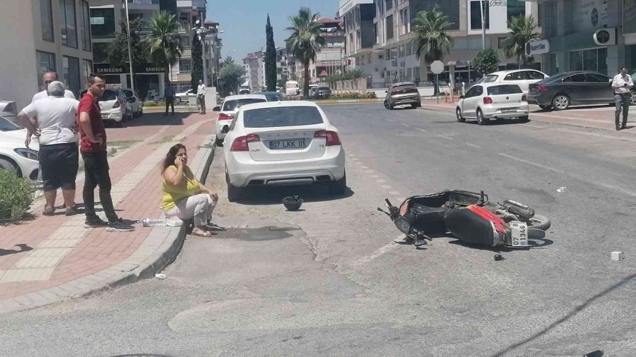 Kafasını Çarptığı Otomobil Camını Patlatan Sürücü Kask Sayesinde Hayatta Kaldı