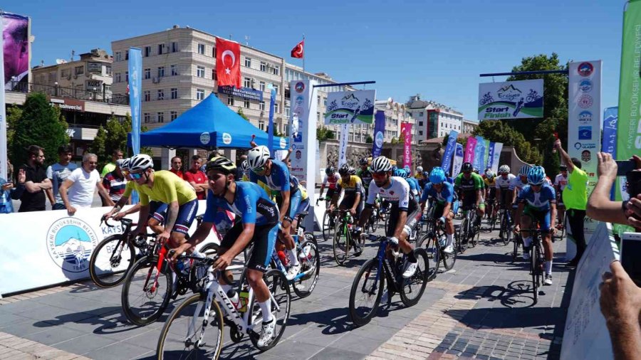 Hem Pedal Çeviriyorlar Hem De Kayseri’yi Dünyaya Tanıtıyorlar