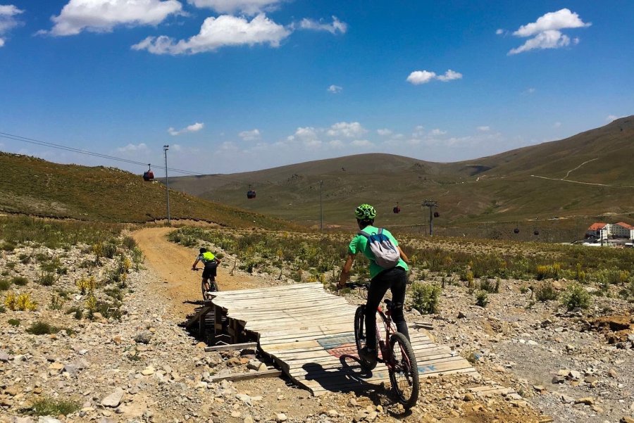 Hem Pedal Çeviriyorlar Hem De Kayseri’yi Dünyaya Tanıtıyorlar