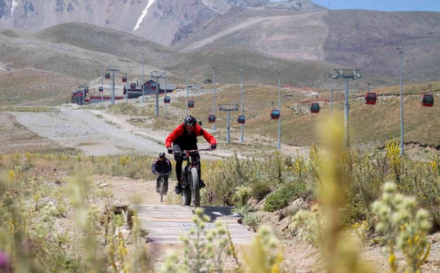 Hem Pedal Çeviriyorlar Hem De Kayseri’yi Dünyaya Tanıtıyorlar