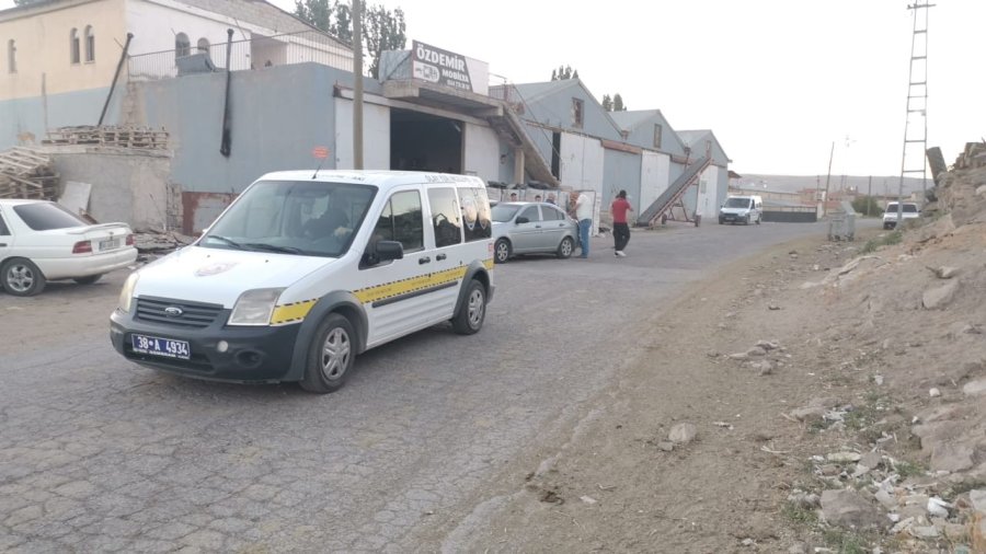 Aynı Evde Kalan İşçiler Birbirini Bıçakladı: 1 Ölü, 1 Yaralı