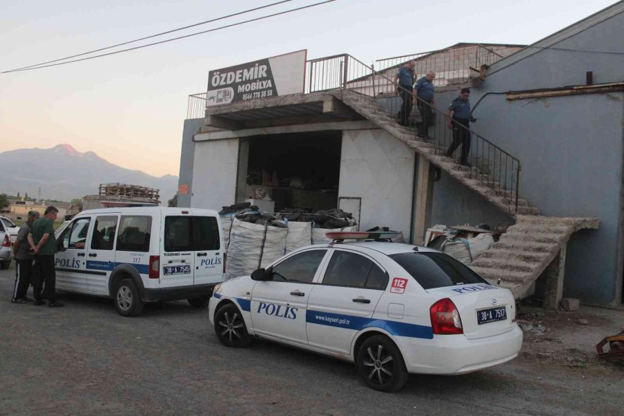 Aynı Evde Kalan İşçiler Birbirini Bıçakladı: 1 Ölü, 1 Yaralı