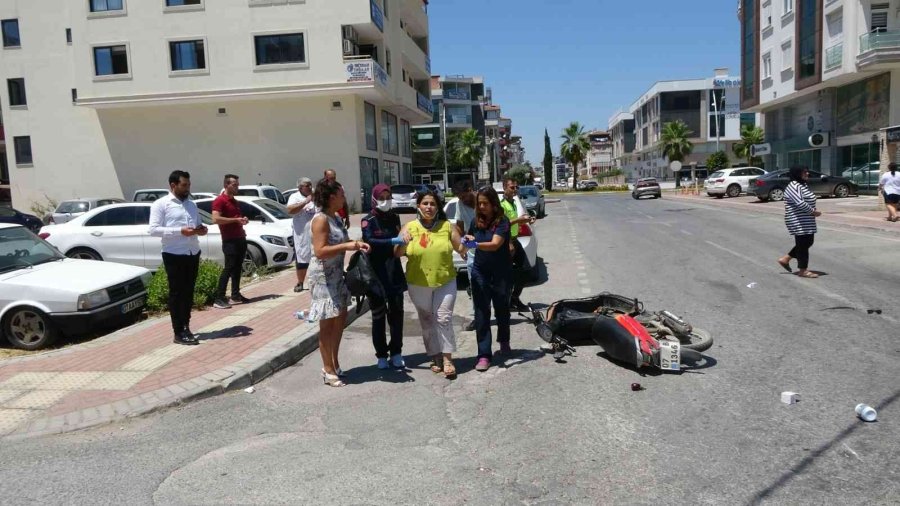 Kafasını Çarptığı Otomobil Camını Patlatan Sürücü Kask Sayesinde Hayatta Kaldı