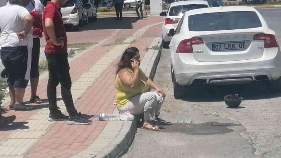 Kafasını Çarptığı Otomobil Camını Patlatan Sürücü Kask Sayesinde Hayatta Kaldı