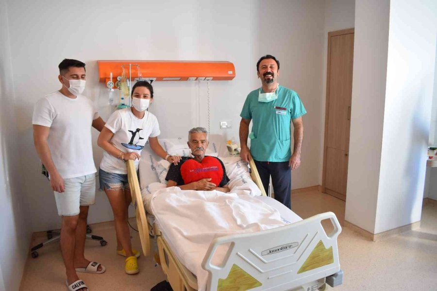 Bypass Ameliyatı İçin Kızının Evlenmesini Şart Koştu, Gelinin Kuşağını Hastane Odasında Bağladı