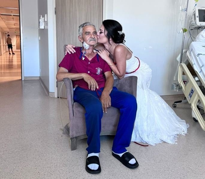 Bypass Ameliyatı İçin Kızının Evlenmesini Şart Koştu, Gelinin Kuşağını Hastane Odasında Bağladı