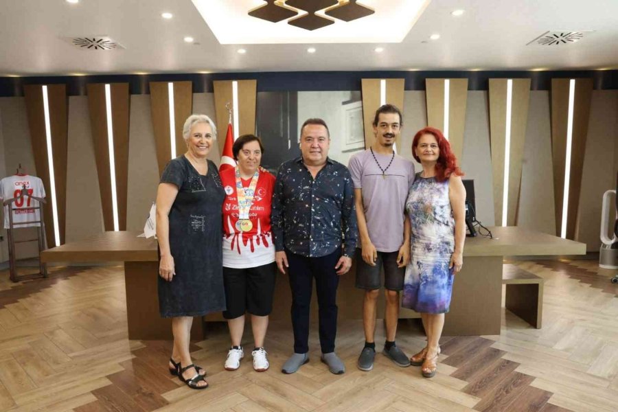 Dünya Şampiyonu Olarak Gururlandırdılar