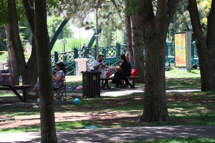 Sıcaktan Bunalan Soluğu Gölgede Aldı