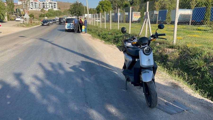 Otomobil, Elektrikli Bisiklete Çarptı