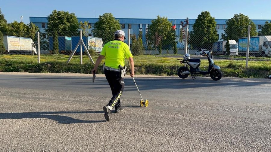 Otomobil, Elektrikli Bisiklete Çarptı