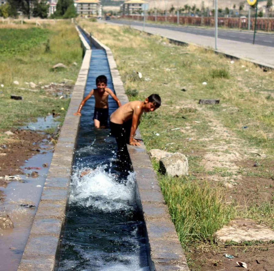 Sıcaktan Bunalan Çocuklar Çareyi Süs Havuzunda Buldu