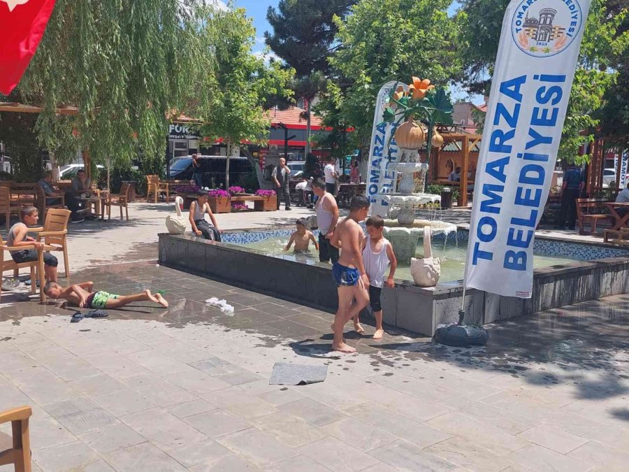 Sıcaktan Bunalan Çocuklar Çareyi Süs Havuzunda Buldu