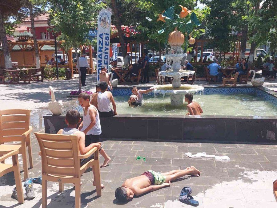 Sıcaktan Bunalan Çocuklar Çareyi Süs Havuzunda Buldu