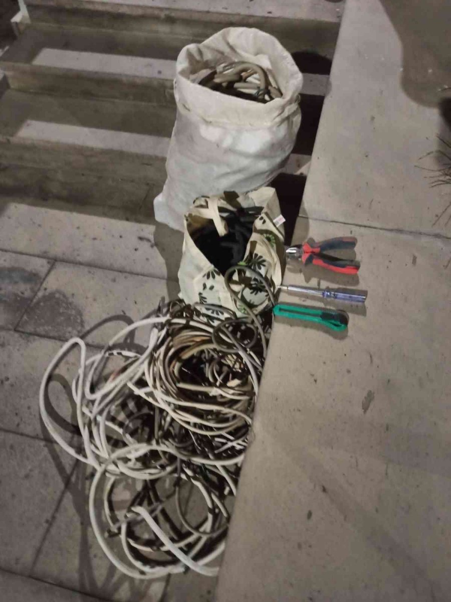 Şüpheli Araçtan Çalıntı Elektrik Kablosu Ve Uyuşturucu Madde Çıktı