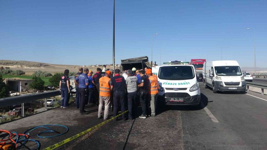 Kayseri’deki Feci Kazada Yanarak Can Veren 2 Kişinin Cenazesi Morga Kaldırıldı