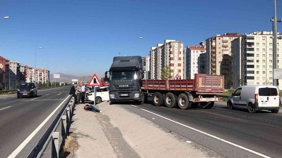 Otomobile Çarpan Tır Makasladı: 2 Yaralı