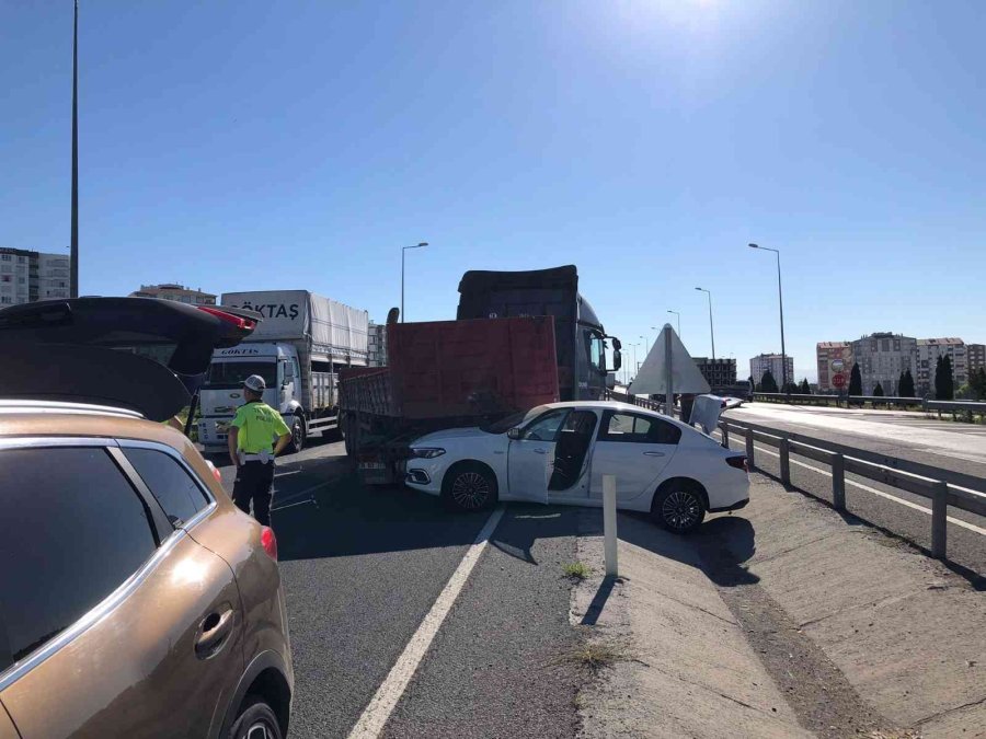 Otomobile Çarpan Tır Makasladı: 2 Yaralı