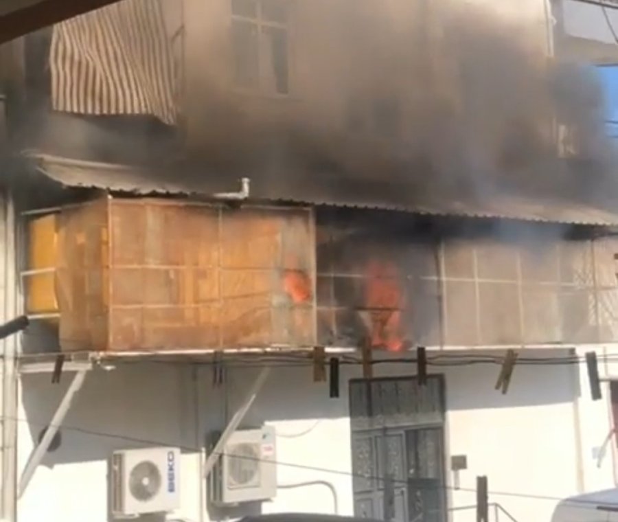 Alev Alan Jenaratörün Dumanı Binayı Sardı, Vatandaşlar Panikle Binadan Böyle Kaçtı