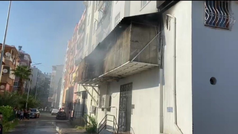 Alev Alan Jenaratörün Dumanı Binayı Sardı, Vatandaşlar Panikle Binadan Böyle Kaçtı