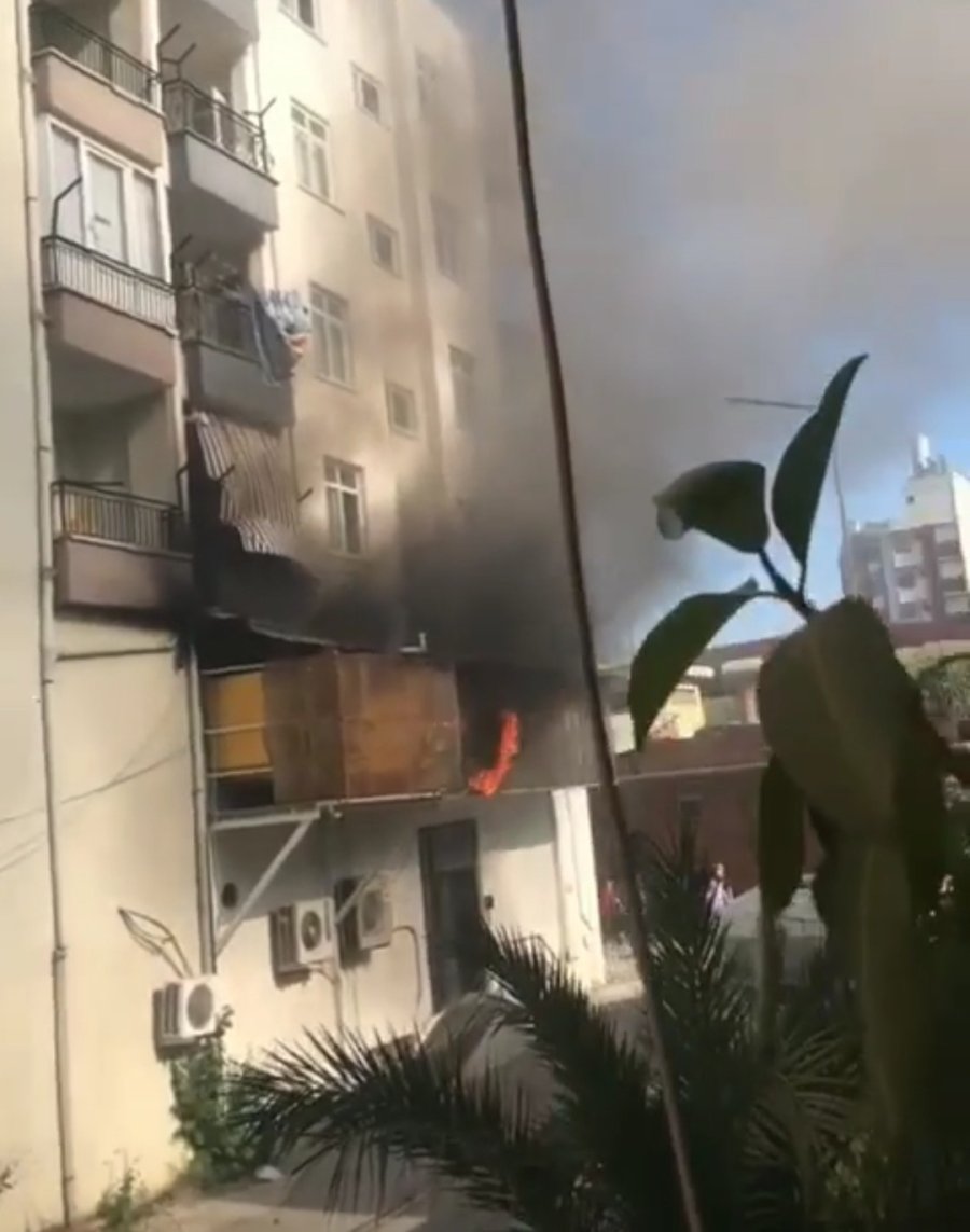 Alev Alan Jenaratörün Dumanı Binayı Sardı, Vatandaşlar Panikle Binadan Böyle Kaçtı