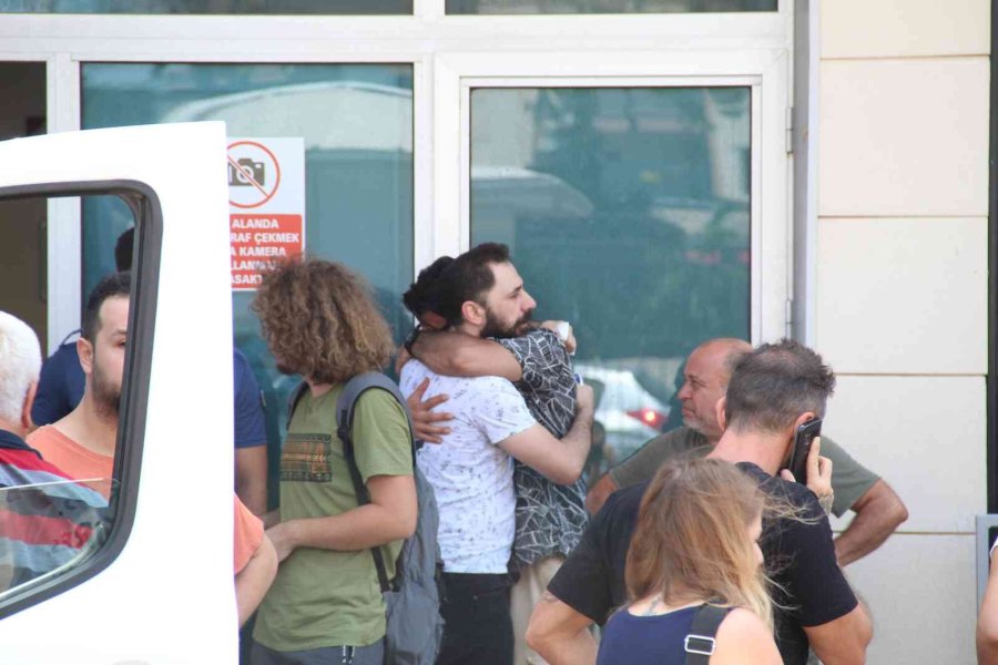 Motosiklet Kazasında Hayatını Kaybeden Genç Öğretmenin Cenazesi Gözyaşları İçinde Alındı