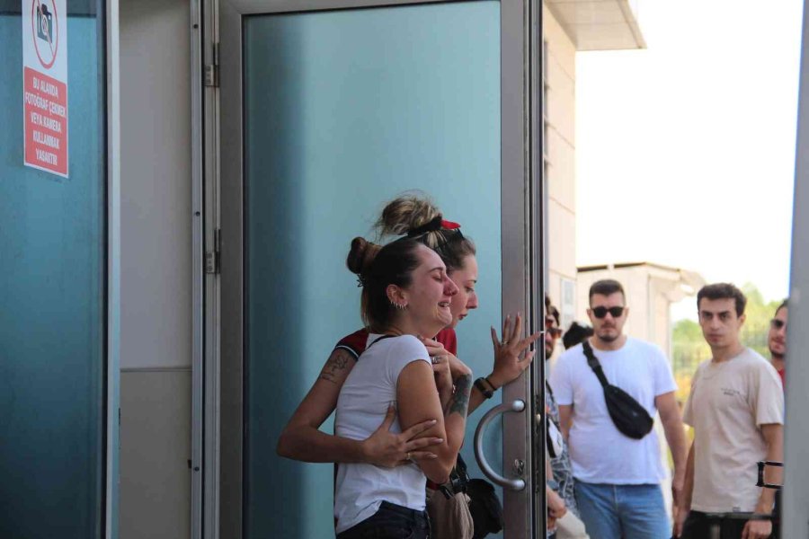 Motosiklet Kazasında Hayatını Kaybeden Genç Öğretmenin Cenazesi Gözyaşları İçinde Alındı