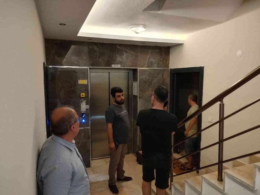 Ceset Kokusu İhbarıyla Girdiler, Su Baskını Çıktı