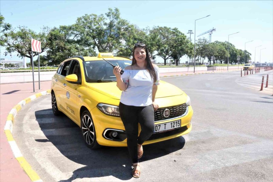 Antalya’nın Yüksek Lisanslı Taksicisi Kübra Kıskandırıyor