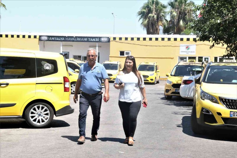 Antalya’nın Yüksek Lisanslı Taksicisi Kübra Kıskandırıyor
