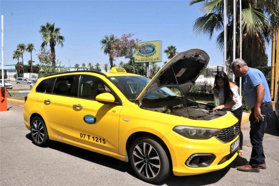 Antalya’nın Yüksek Lisanslı Taksicisi Kübra Kıskandırıyor