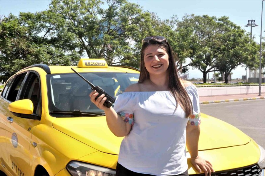 Antalya’nın Yüksek Lisanslı Taksicisi Kübra Kıskandırıyor
