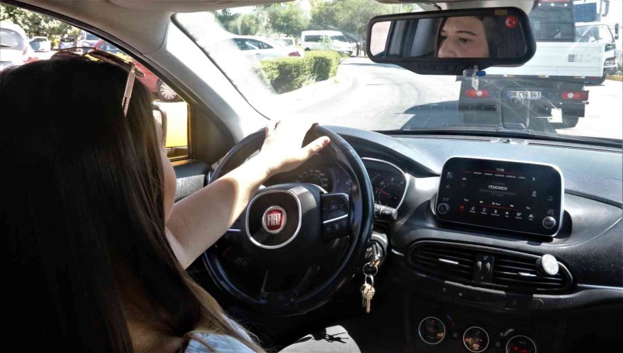 Antalya’nın Yüksek Lisanslı Taksicisi Kübra Kıskandırıyor