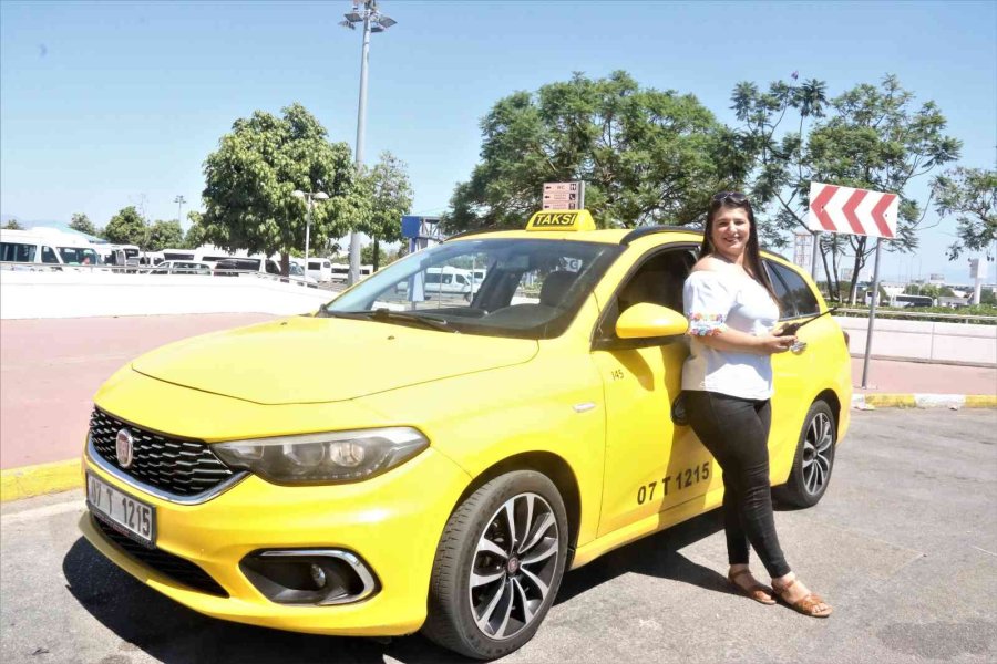 Antalya’nın Yüksek Lisanslı Taksicisi Kübra Kıskandırıyor