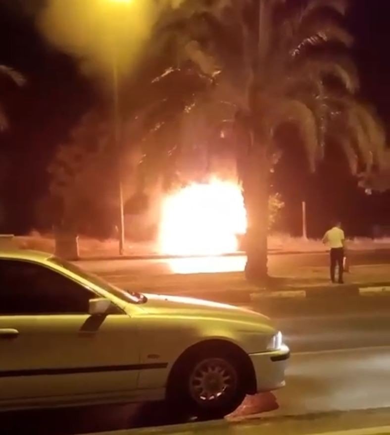 Antalya’da Ağaca Çarpan Otomobil Yandı Sürücü Hayatını Kaybetti