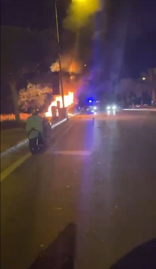 Antalya’da Ağaca Çarpan Otomobil Yandı Sürücü Hayatını Kaybetti